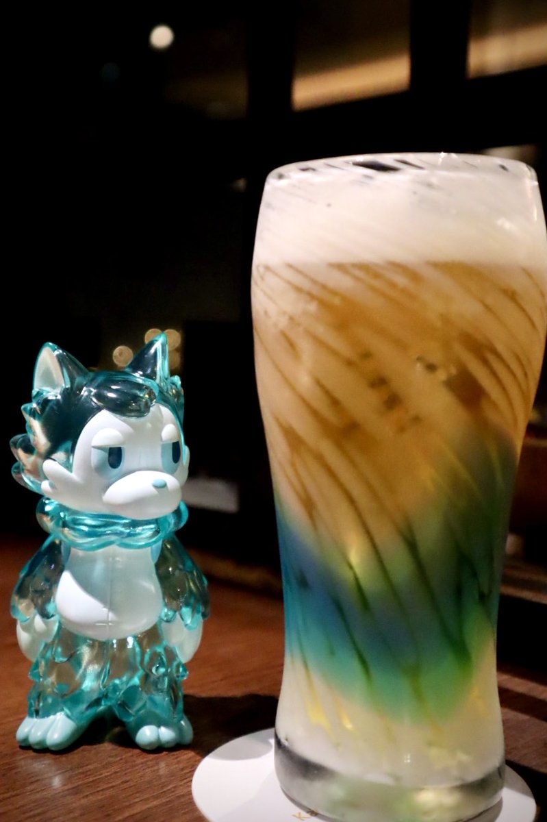 Gulden_Draak's tweet image. おおかみくんも色々な観光地に連れ回し。
色んなところで撮ったけど、やっぱりお日様と空に映えるなラムネくんは。

首里城の復興を祈っている。
炭酸仲間を見つめる。
ナイトプールで凍える。
部屋のベランダだから朝空を拝む。

#おおかみくん 
#あらいきりこ