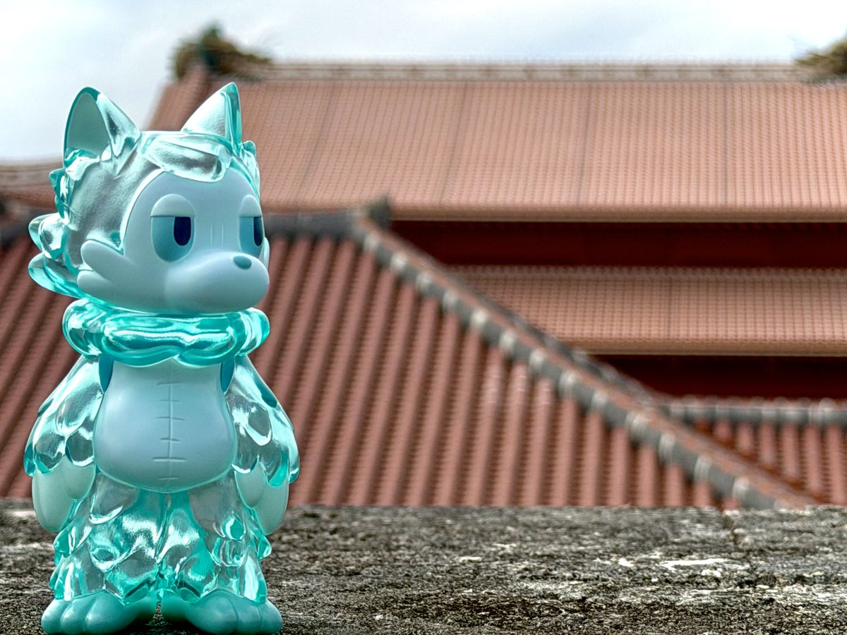 Gulden_Draak's tweet image. おおかみくんも色々な観光地に連れ回し。
色んなところで撮ったけど、やっぱりお日様と空に映えるなラムネくんは。

首里城の復興を祈っている。
炭酸仲間を見つめる。
ナイトプールで凍える。
部屋のベランダだから朝空を拝む。

#おおかみくん 
#あらいきりこ