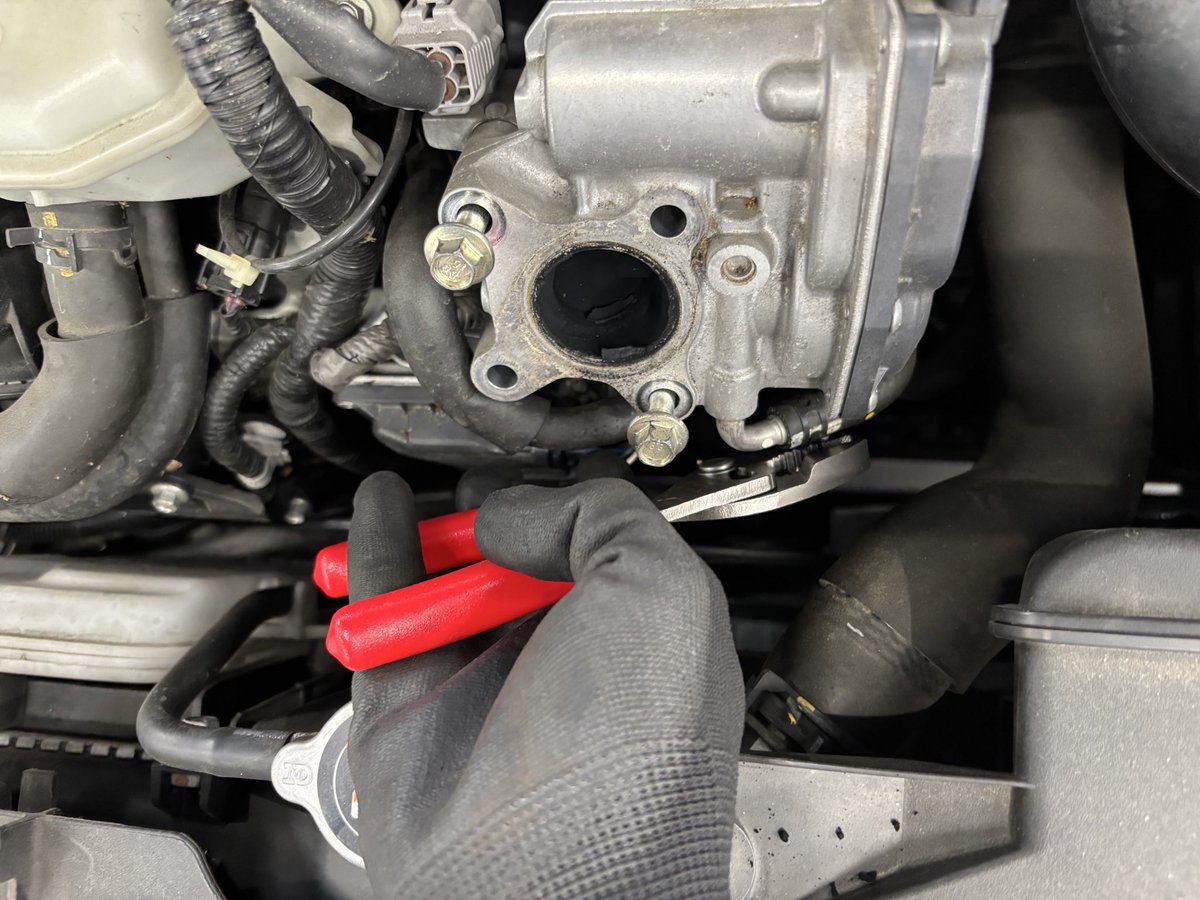 umigametool's tweet image. これ予想より出番多いです。
と言うか、かなり使える。
もっと早く買っておけば良かったな…

エンジンルーム内での作業に使用することが多いですね。
47だと大きすぎて使いづらいところでも46なら使えることが多いです。