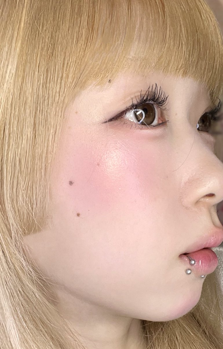 u_pwp_u's tweet image. ノーマルでちょっと明るく加工しただけで色味何もいじってなくてコレなのやばくない❗️❓❗️❓❗️❓毛穴とかもう許してくださいこの可愛さを伝えたいVDLのリキッドチーク03❣️❣️❣️