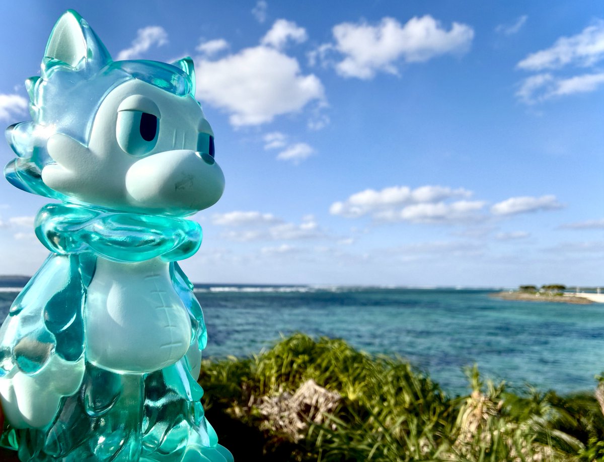 Gulden_Draak's tweet image. 美ら海で海を眺める。
大志を抱く。
砂浜カフェでまったり。
新たな炭酸仲間を見つめる。

#おおかみくん 
#あらいきりこ