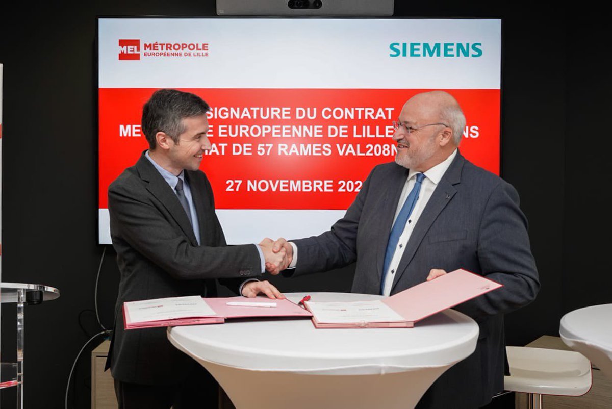 🚇Ligne 2 du métro : la MEL signe aujourd’hui avec <a href="/SiemensMobility/">Siemens Mobility</a> l'achat de 57  rames VAL208 NG3 pour moderniser le réseau, augmenter la capacité de 30 % et offrir plus de confort et de sécurité aux voyageurs. Un investissement stratégique pour la <a href="/MetropoleLille/">Métropole Européenne de Lille</a> !