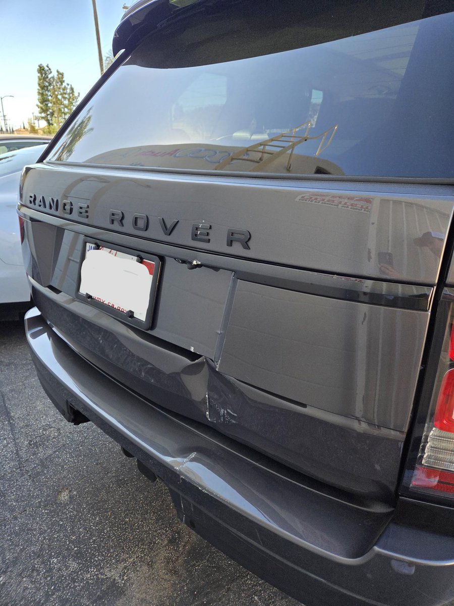 PrecisionAutoBo's tweet image. This Range Rover customer claims that a pole just jumped out of no where....ooops! #rangerover #autobody #since1960 #autobodyrepair #collision #collisionrepair #precisionautobody #certifiedrepairshop #carrepair #cars #carsofinstagram #automotive #photooftheday