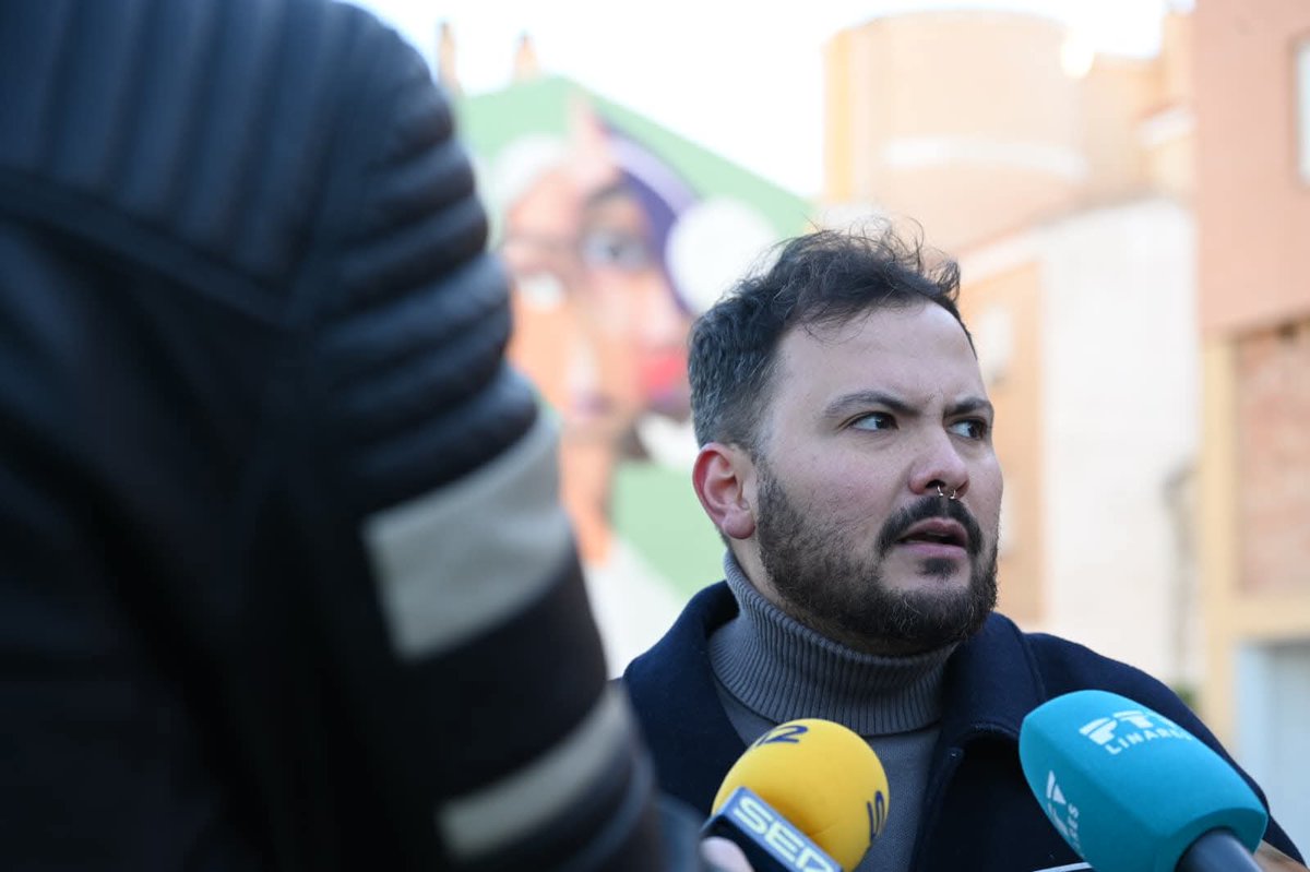 ⚪️ FESTIVAL 23700
El concejal de <a href="/JuventudLinares/">Juventud Linares</a> subraya la apuesta del Ayuntamiento por el arte urbano al aire libre con el Festival 23700.

🔹 Martín de la Torre visita algunos de los murales que se están pintando en varios puntos de #Linares

ℹ️ +INFO:
ciudaddelinares.es/noticias/el-co…