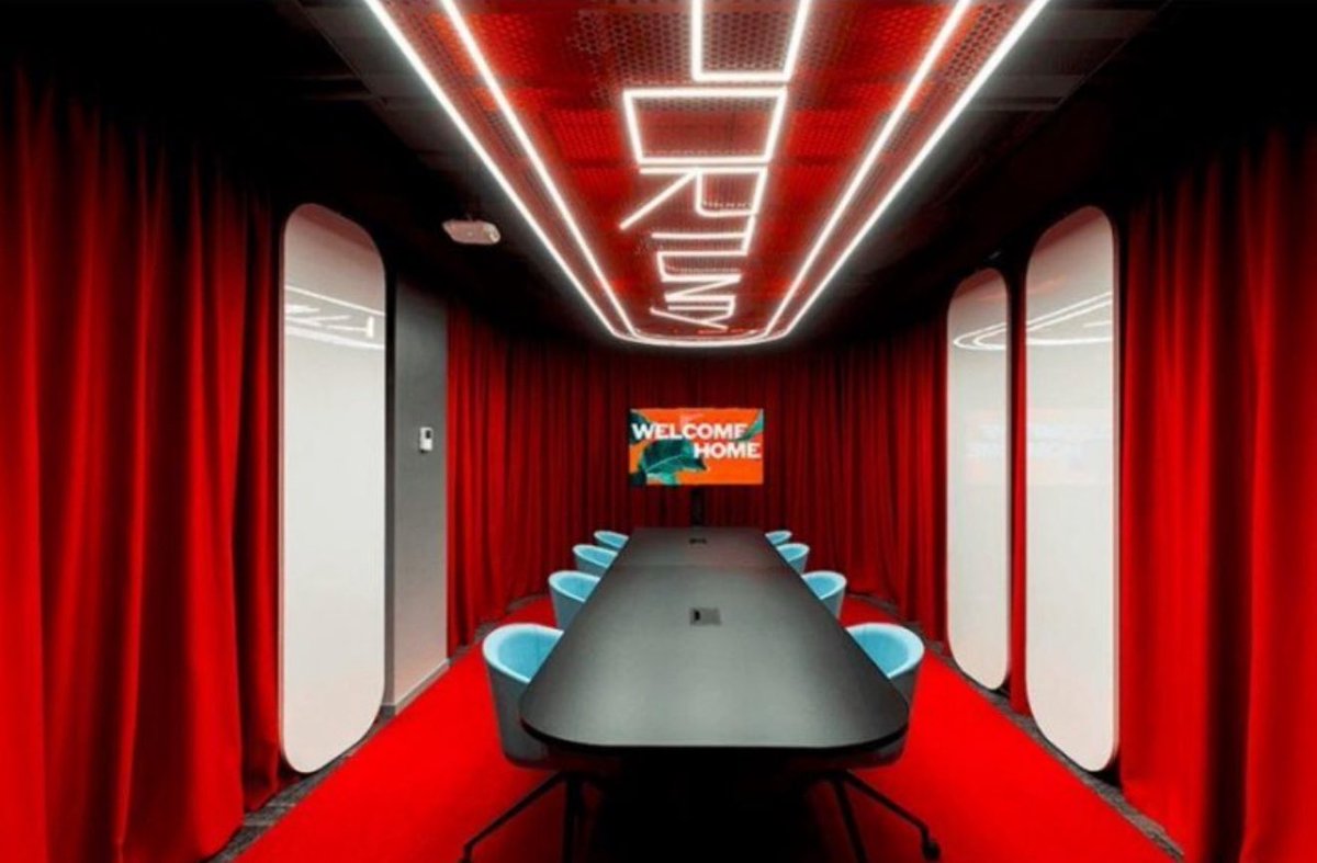 Güzel haberler ile geldik 🧿

FUTHOUSE yavaş yavaş şekil almaya başladı, görseller ve tasarımlar tamamlanıyor. Çok içimize sinen hem yer olarak hem de aktivasyon olarak bizim de sınırları zorlayacağımız bir proje oluyor. 

Amacımız 2026 senesinde taraftarlara açık, üyelerimizin