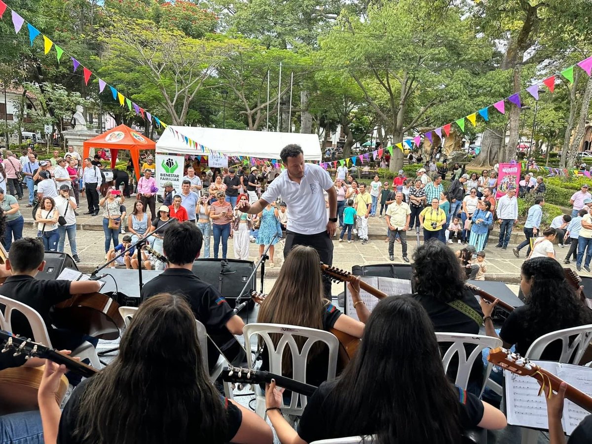 #BienestarSantander | Desde #Presencia participamos en el Festival de Artes de Santander en San Gil, como cierre de los encuentros comunitarios de aprendizaje. Impulsamos la cultura para prevenir y transformar problemáticas sociales, construyendo comunidades más unidas.