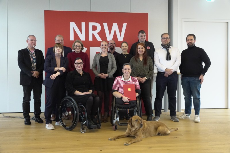 Das „Team Barrierefrei“ unserer Fortuna wurde im Rahmen des SPD-Ehrenamtspreises 2025 als Gewinner der Kategorie vier, Gesellschaftspolitik, ausgezeichnet🏅
U.a. DANKE <a href="/ccalendulacc/">ccalendulacc</a> für Euren Einsatz 🙏

👉 f95.de/aktuell/news/p…

#f95 | 🔴⚪️ | 📸 SPD Düsseldorf / Michael Breuer