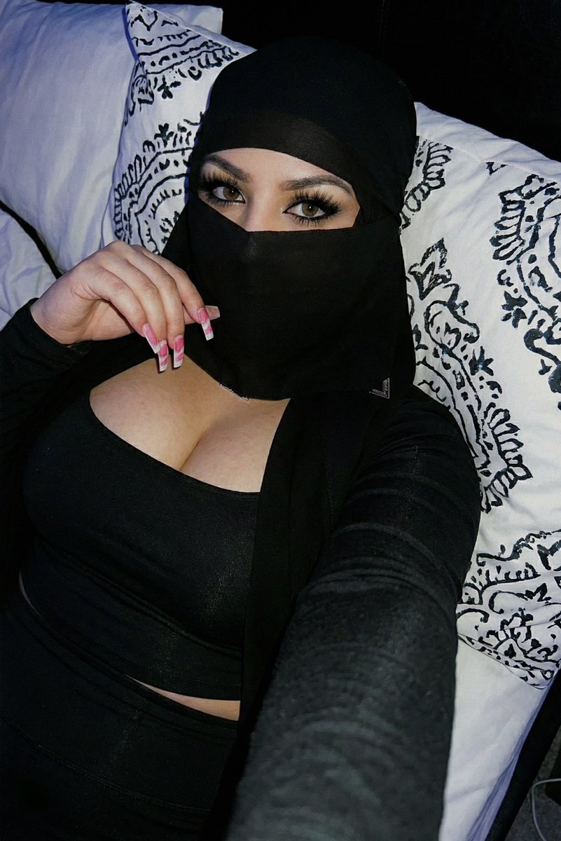 Zaazaarinaax's tweet photo. Relaxing in bed while you work hard for me https://t.co/fxgFn7nhML