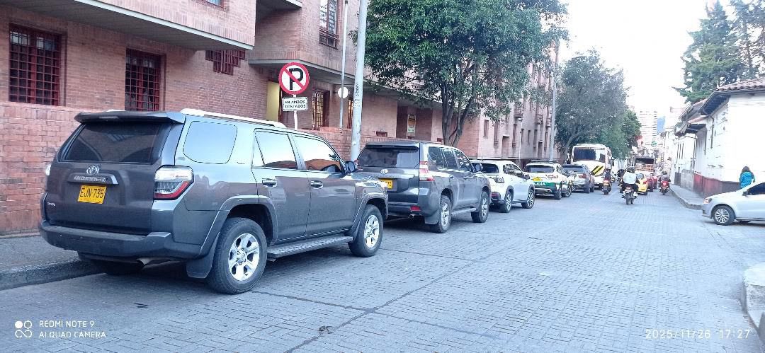 JD_Quinteror's tweet image. ¿Qué tienen en la cabeza estos “poderosos” para parquearse mal casi siempre? 

Esto pasa en la séptima con 4, cerca al archivo general de la nación, piensan que el espacio público es su garaje privado. La ley es para TODOS!