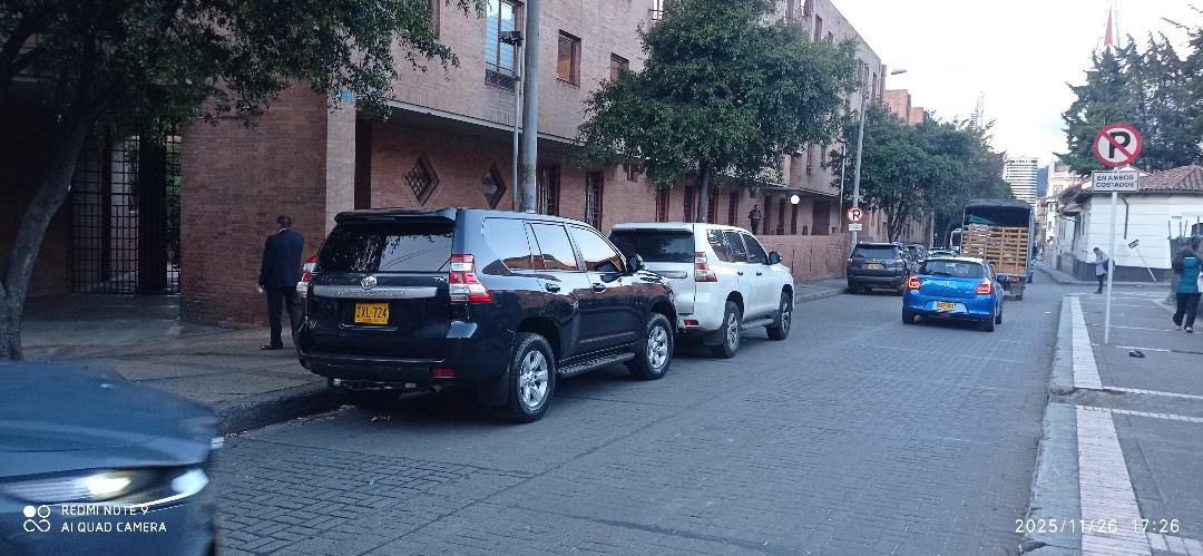 JD_Quinteror's tweet image. ¿Qué tienen en la cabeza estos “poderosos” para parquearse mal casi siempre? 

Esto pasa en la séptima con 4, cerca al archivo general de la nación, piensan que el espacio público es su garaje privado. La ley es para TODOS!