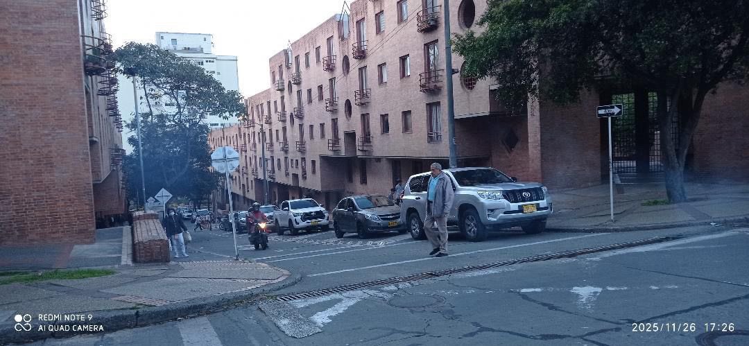 JD_Quinteror's tweet image. ¿Qué tienen en la cabeza estos “poderosos” para parquearse mal casi siempre? 

Esto pasa en la séptima con 4, cerca al archivo general de la nación, piensan que el espacio público es su garaje privado. La ley es para TODOS!