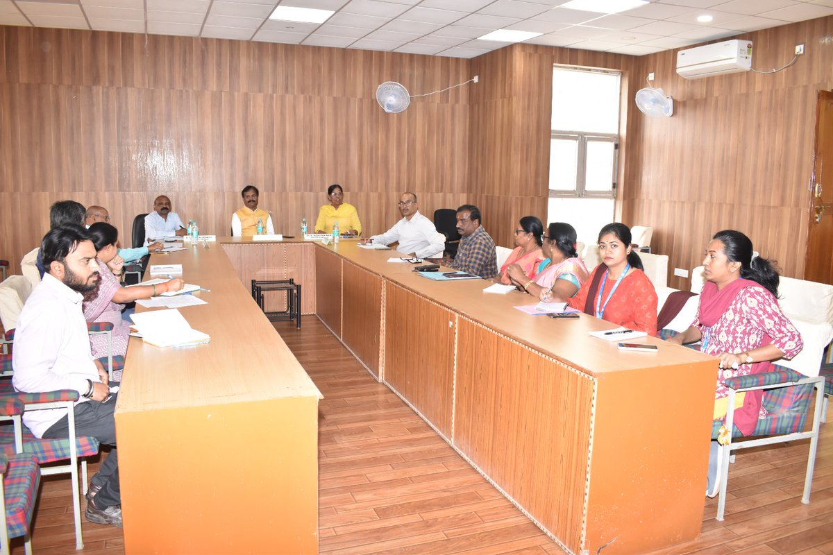 csbmot's tweet image. Member Secretary @csbmot Shri P. Sivakumar, IFS, accompanied by Dr. Manthira S. Moorthy, Director, @nssocsb inaugurated the newly extended cold room facilities at the Silkworm Egg Preservation Centre, Hosur on 27.11.2025. He appreciated CSB-NSSO for strengthening egg preservation…