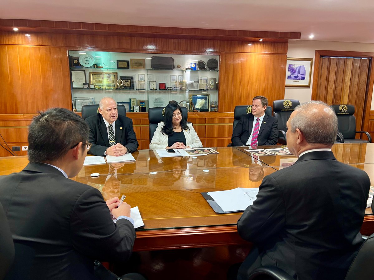 PoderJudicialPY's tweet image. 🔴 Autoridades judiciales recibieron visita protocolar de representante de Singapur

➕Info: pj.gov.py/notas/29078-au…