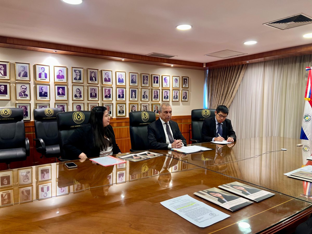 PoderJudicialPY's tweet image. 🔴 Autoridades judiciales recibieron visita protocolar de representante de Singapur

➕Info: pj.gov.py/notas/29078-au…