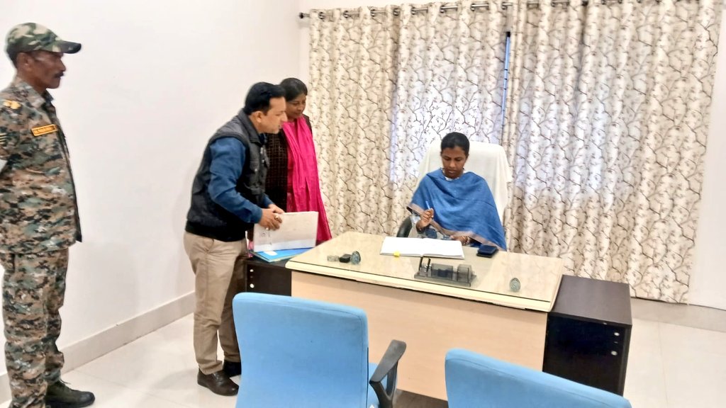 ईवीएम वेयर हाउस का मासिक निरीक्षण कर सुरक्षा व्यवस्था, सीसीटीवी मॉनिटरिंग, अग्निशमन यंत्रों एवं लॉग बुक की जांच की। तैनात सुरक्षाकर्मियों को सतर्क एवं अनुशासित रहने का निर्देश दिया। 
<a href="/ECISVEEP/">Election Commission of India</a> 
<a href="/ceojharkhand/">Chief Electoral Officer, Jharkhand</a>