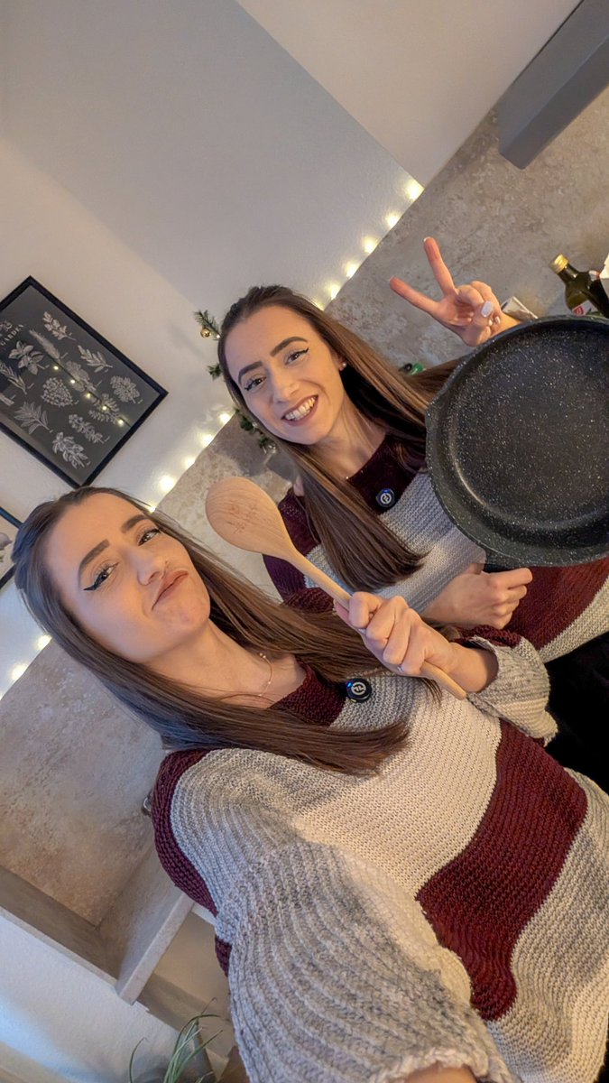 Wir sind live mit unserem allerersten Koch-Stream!! 🥹🍴

Einfach live aus meiner Küche. Hatten wir auch noch nie. Dat wird chaotisch aber cool! 🥹

Kommt rum: twitch.tv/happyzwillinge 💞