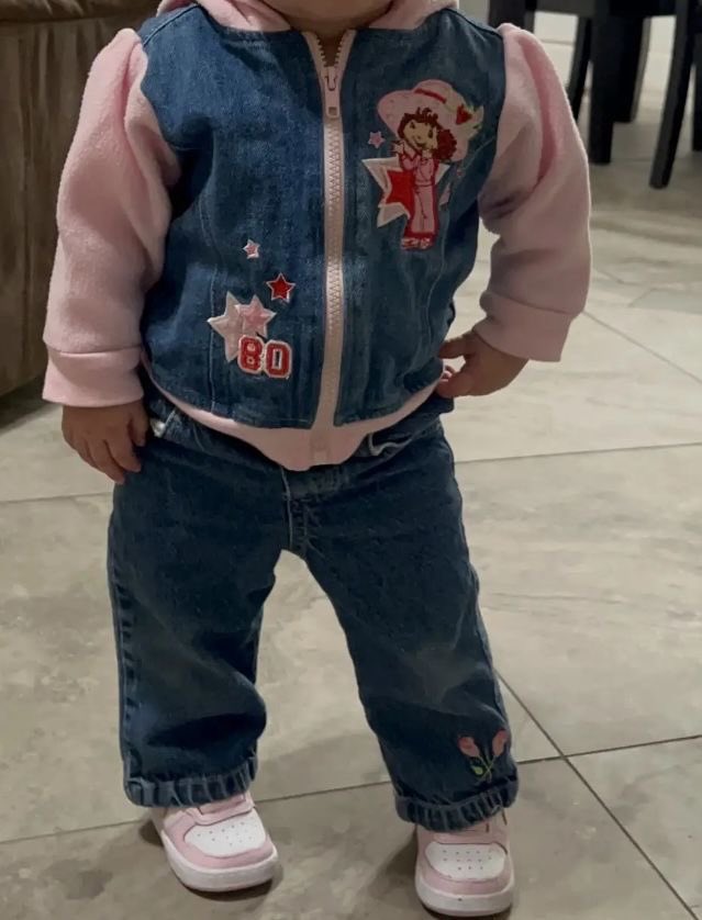 çocuk gibi giyinen çocuk görünce o kadar mutlu oluyorum ki anlatamam