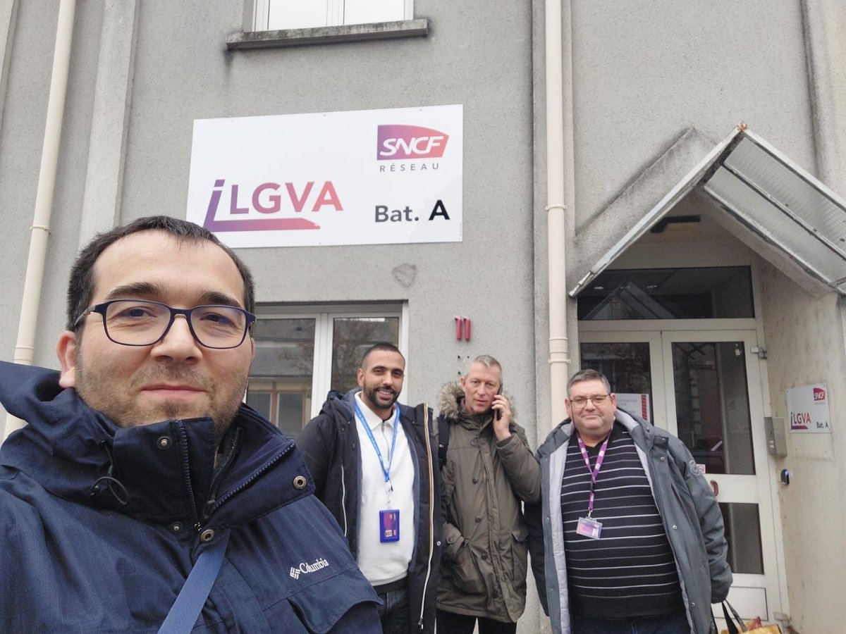 cfdtcheminots's tweet photo. 🚨Tournée #CFDT #Vendôme ✊

Merci aux collègues #SNCF pour leur accueil sur la LGV. De nombreux échanges sur l’actualité sociale (résonances, GAA, PPV, etc)
Le syndicalisme #CFDT de proximité https://t.co/1u4EPsfs1D