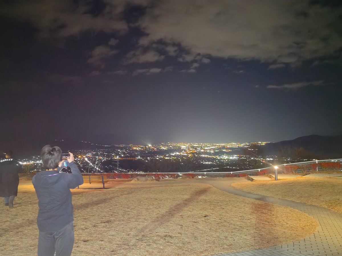 本日は前橋で交通スタント
その後に岐阜へ移動でした！
370キロ…💦長かった（泣）

途中寄った姨捨SA夜景が綺麗でした
だが、寒い（笑）
ちゃっかり画面に入ってる後輩の龍ちゃんとたけるん（笑）

明日も頑張っちゃうんだから♡