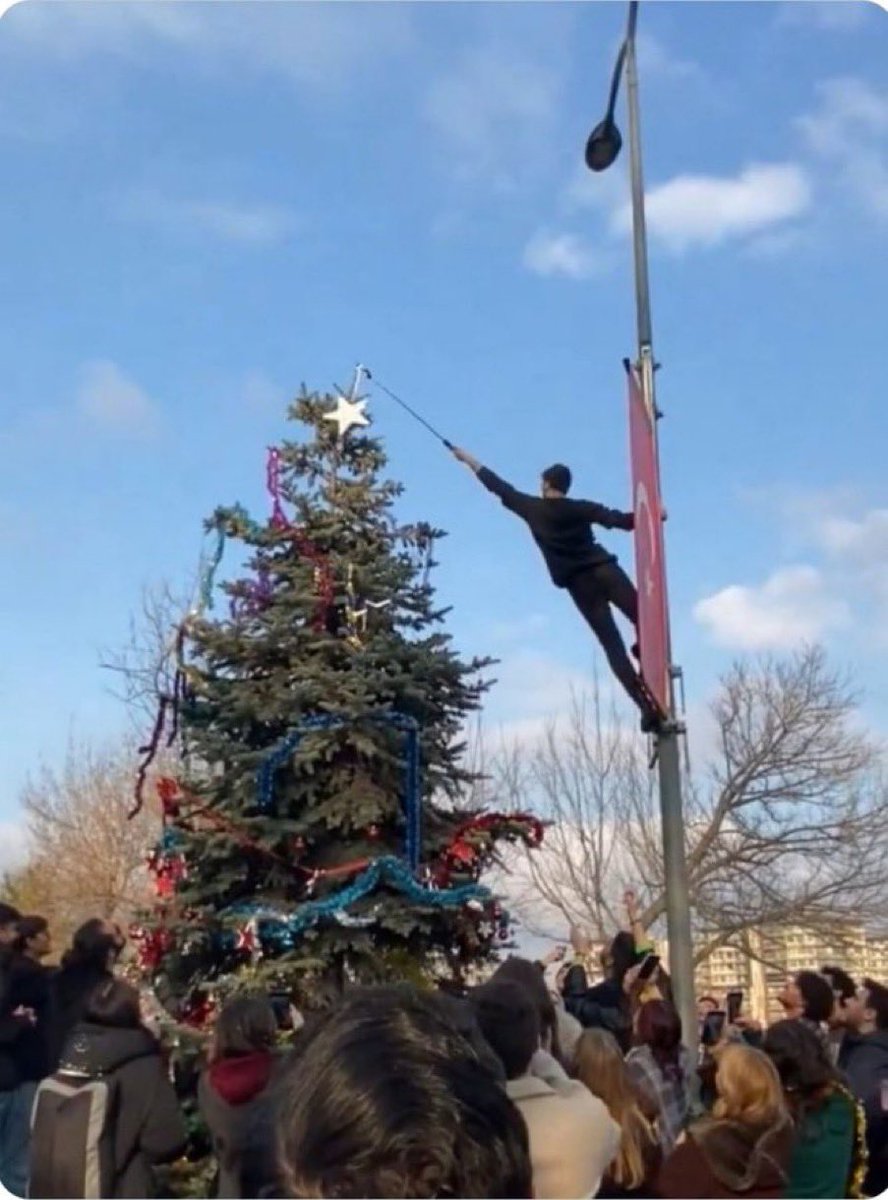 Vatikan’ın alfabesini dayat,

İtalya’nın kanunlarını kullan, 

Noel 🎅 kutla,

Yılbaşında çam 🎄ağacı önünde nöbet tut,

sonra Papa bizi işgale geldi diye ortalığı ayağa kaldır.

Afrika milletleri bile işgalden kurtuldu bunların beyinleri kurtulmadı.