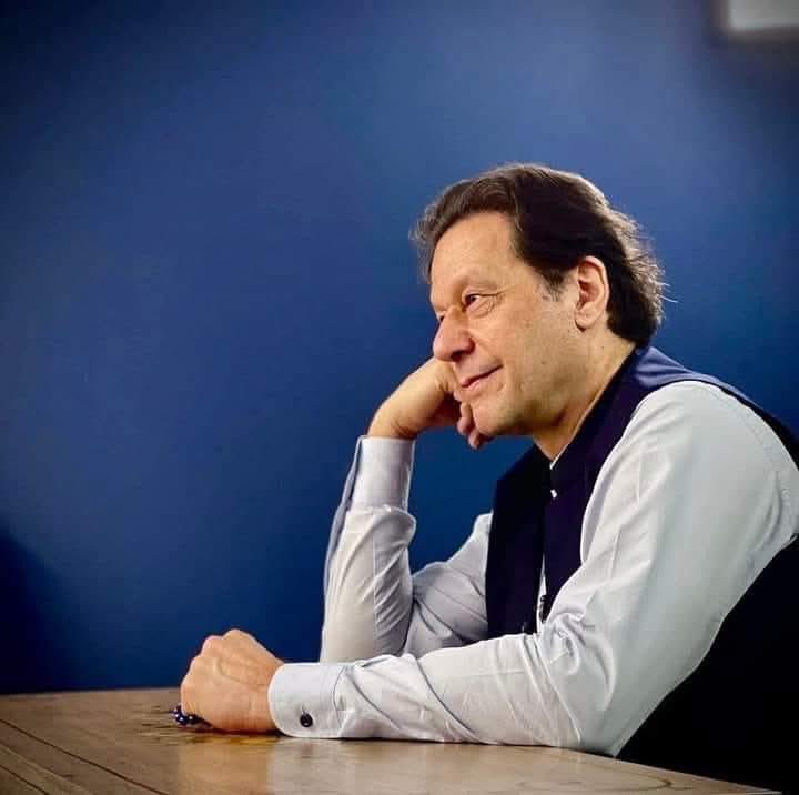 #NationWorriedForImranKhan
اے امیر شہر تو کیا سمجھتا ہے 
کہ تو جو کرے
جیسا کرے
تجھ سے کوئی نہیں پوچھے گا
ایک بات ذہن نشین کر لے
وقت بدلتے دیر نہیں لگتی
رب کی ذات کے اک ، کن ، کہنے سے
تو تخت نشین سے در بدر بھٹکے گا
تو ظلم اتنا کر جس کا کل کو حساب دے سکے
تیرا یہ ظلم مٹنے والا ہے