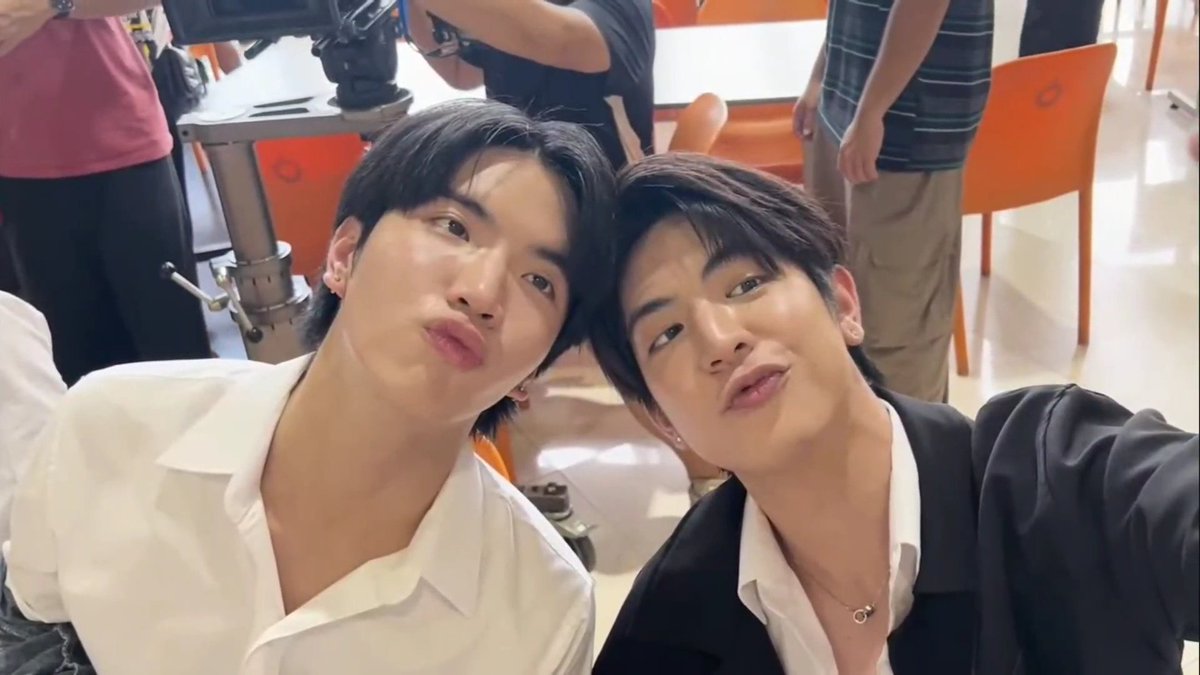 seatalayTH's tweet image. #GMMTVLiveHouse ✨️
บุกกองซีรีส์ไหนใครว่าพวกมันไม่ถูกกัน #H2Hseries ❤️💥
♡ #sea_ta_lay | @sea_ta_lay
#seakeen #ซีคีน 

ไม่ถูกกันยังไงเอ่ยยย 🤭