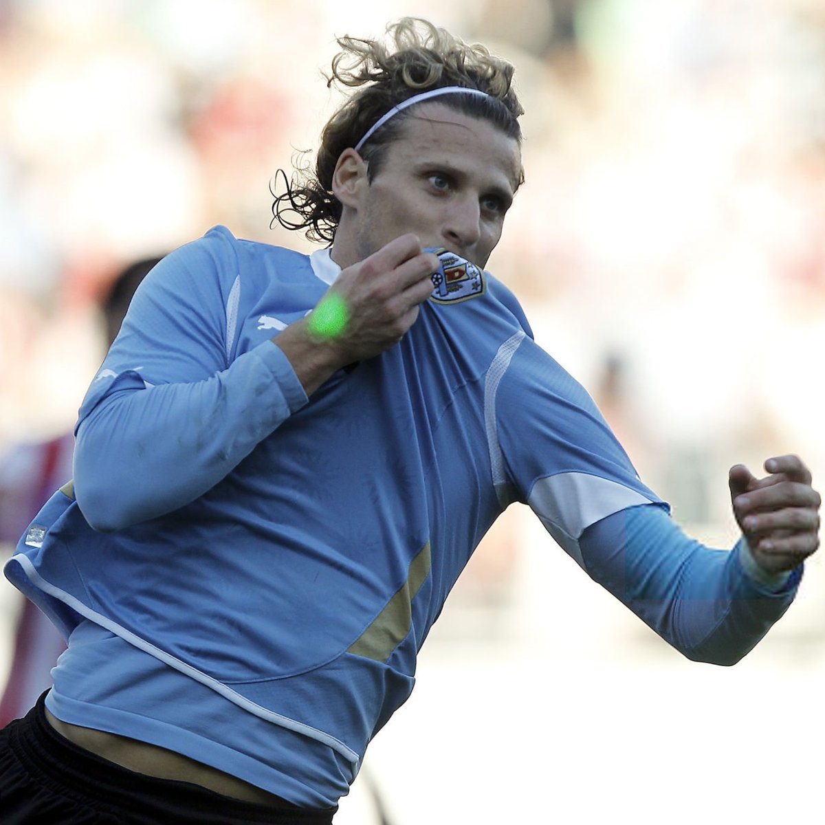 VibesFoot's tweet image. 🔴 Diego Forlán 🇺🇾 : « En Espagne, 𝗢𝗡 𝗠’𝗔 𝗧𝗢𝗨𝗝𝗢𝗨𝗥𝗦 𝗖𝗥𝗜𝗧𝗜𝗤𝗨𝗘́ 𝗣𝗢𝗨𝗥 𝗡𝗘 𝗣𝗔𝗦 𝗔𝗩𝗢𝗜𝗥 𝗘𝗠𝗕𝗥𝗔𝗦𝗦𝗘́ 𝗟’𝗘́𝗖𝗨𝗦𝗦𝗢𝗡 𝗗𝗘 𝗟’𝗔𝗧𝗟𝗘́𝗧𝗜𝗖𝗢 𝗗𝗘 𝗠𝗔𝗗𝗥𝗜𝗗. 😬

Mais j’ai toujours suivi l’exemple de mes parents. 𝗝𝗲 𝗻'𝗲́𝘁𝗮𝗶𝘀 𝗽𝗮𝘀…