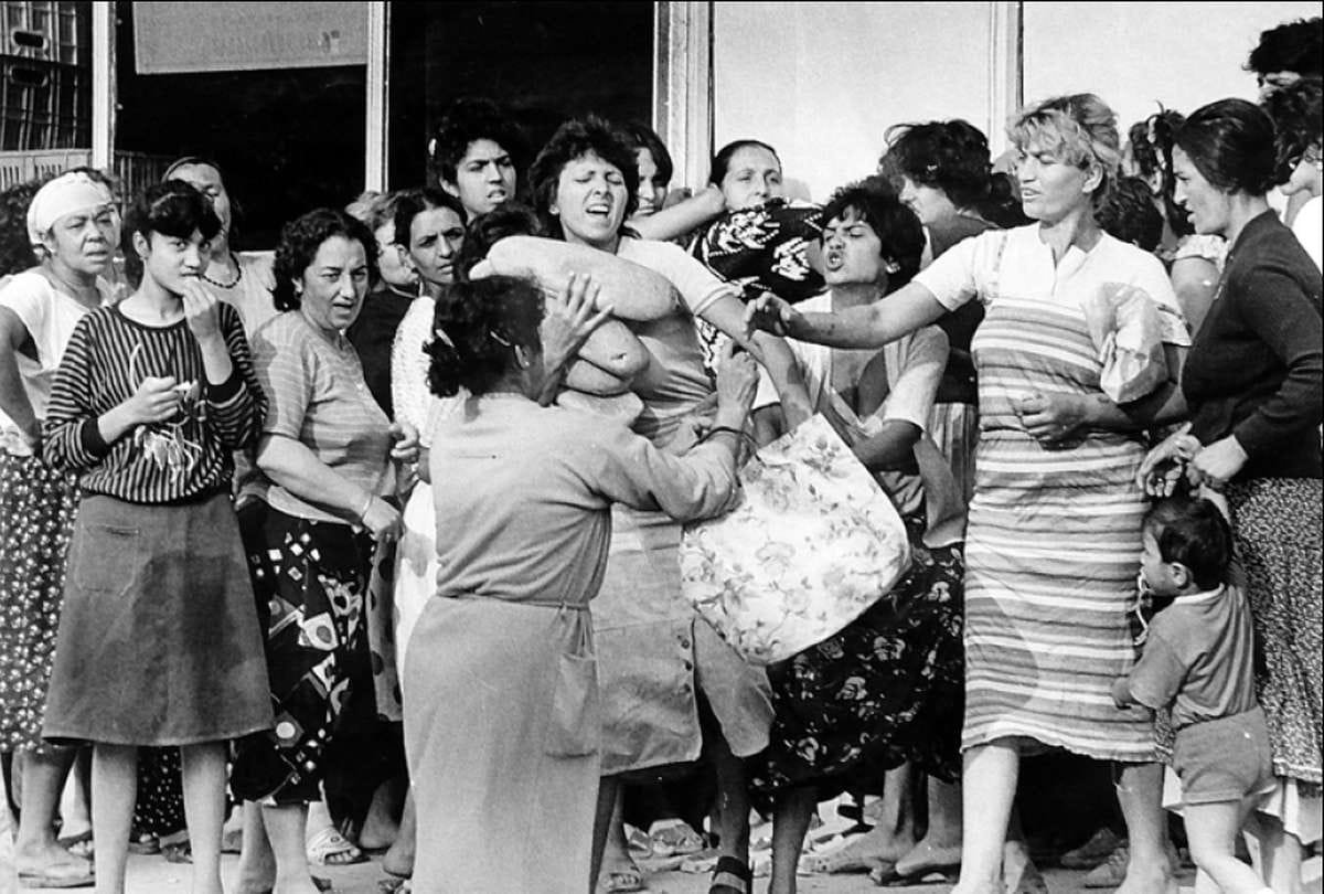 MitjaIrsic's tweet image. Črni petek v SFRJ. Fotografija leta 1988.
Naslov: Borba za narodni kruh - zgodba o težkem življenju navadnih ljudi v SFRJ.

V DZ imamo tri stranke, ki aktivno promovirata ponovno oživitev takšne egalitaristične mizerije.