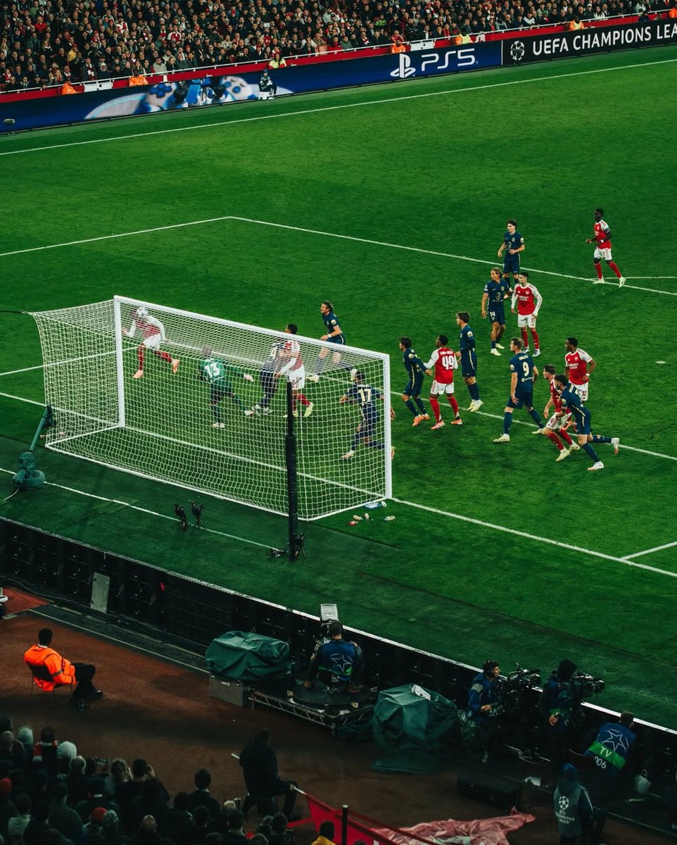 Silvakn0ws's tweet image. 🚨an article shedding light on the individual, strategic, and tactical elements that underpin Arsenal’s set-piece dominance, which they showcased yet again with another goal against Bayern in the Champions League.

enjoy!

🔗: medium.com/@SilvaOB/behin…

kindly share / retweet.

❤️.