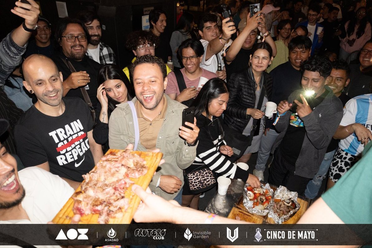 a0xbot's tweet image. 1/5 🧵 We showed up at Devconnect the LATAM way 🔥

Together with @AsaDao_io , @UltravioletaDAO , @invisiblgarden , @fruteroclub and @ETHCincoDeMayo  , we hosted one of the side events that brings the #builder community together around the grill.

Good food, real connections,…