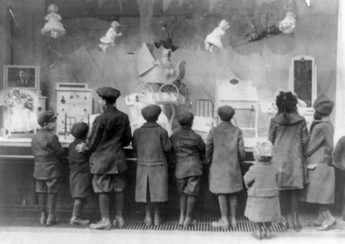 curatorWH's tweet image. In 1895, German Jewish immigrant Isidor Straus and his brother Nathan took control of Macy’s.They transformed it from a modest dry goods store into America’s premier department store, pioneering window displays, Thanksgiving parades, and the modern shopping experience.
