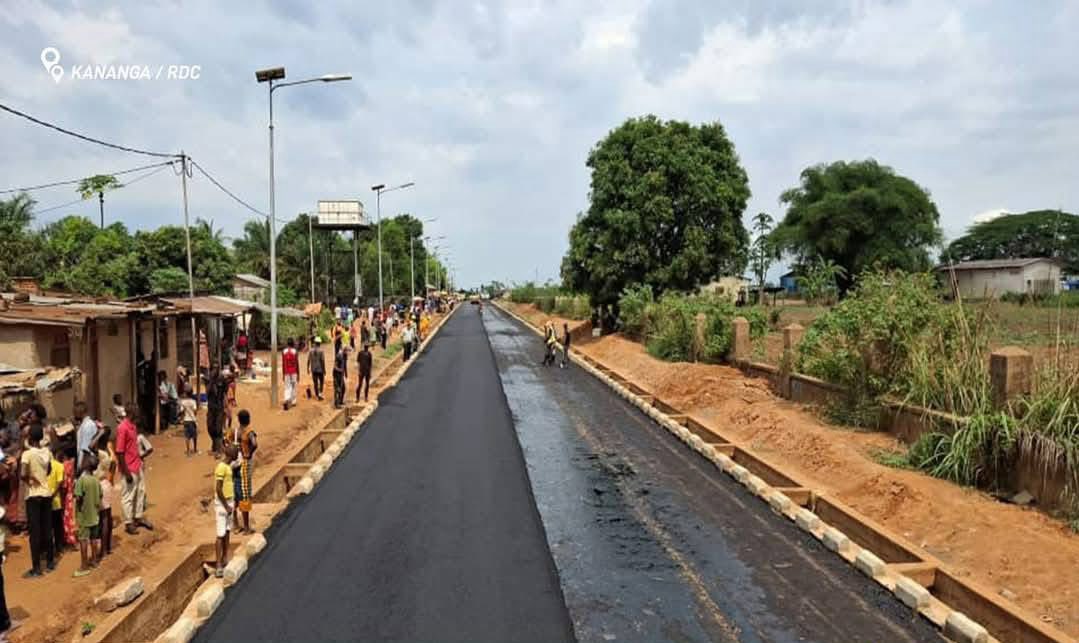 gloiremurhigisi's tweet image. #RDC 🇨🇩 | #KANANGA 💎 
La route de l’aéroport de Kananga vers EFO
Kasaï -Central, l’évolution des travaux de construction de la voirie urbaine publique évoluent à grand pas.
C’est les congolais qui en profitent 👏