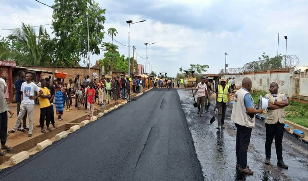gloiremurhigisi's tweet image. #RDC 🇨🇩 | #KANANGA 💎 
La route de l’aéroport de Kananga vers EFO
Kasaï -Central, l’évolution des travaux de construction de la voirie urbaine publique évoluent à grand pas.
C’est les congolais qui en profitent 👏