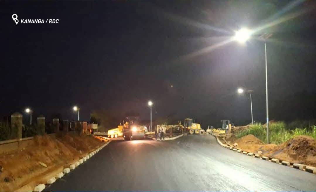gloiremurhigisi's tweet image. #RDC 🇨🇩 | #KANANGA 💎 
La route de l’aéroport de Kananga vers EFO
Kasaï -Central, l’évolution des travaux de construction de la voirie urbaine publique évoluent à grand pas.
C’est les congolais qui en profitent 👏