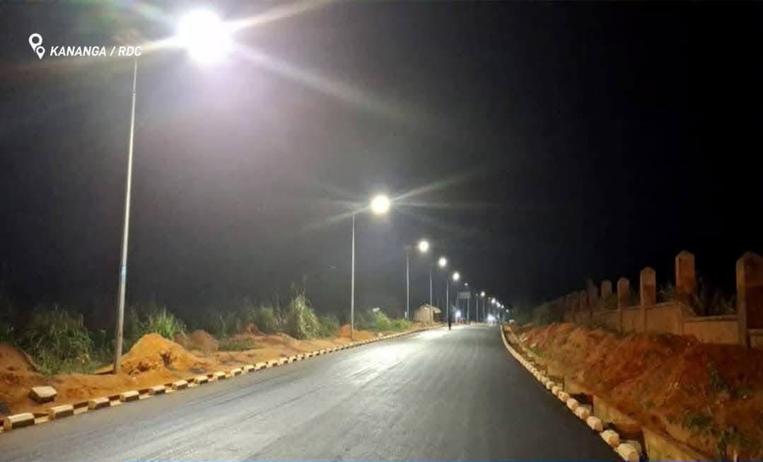 gloiremurhigisi's tweet image. #RDC 🇨🇩 | #KANANGA 💎 
La route de l’aéroport de Kananga vers EFO
Kasaï -Central, l’évolution des travaux de construction de la voirie urbaine publique évoluent à grand pas.
C’est les congolais qui en profitent 👏