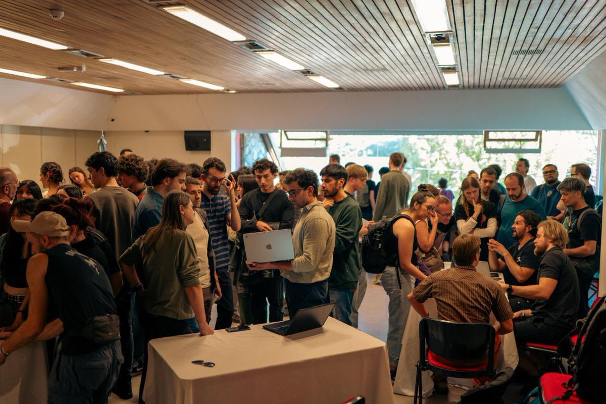 Prospee7's tweet image. It’s been obvious for a while now: one chain, or even a handful of L2s, will never carry the weight of global onchain activity.

The demand is too big and too diverse.
Payments, identity, gaming, RWA, social, AI, enterprise, creators… each category needs its own environment with…