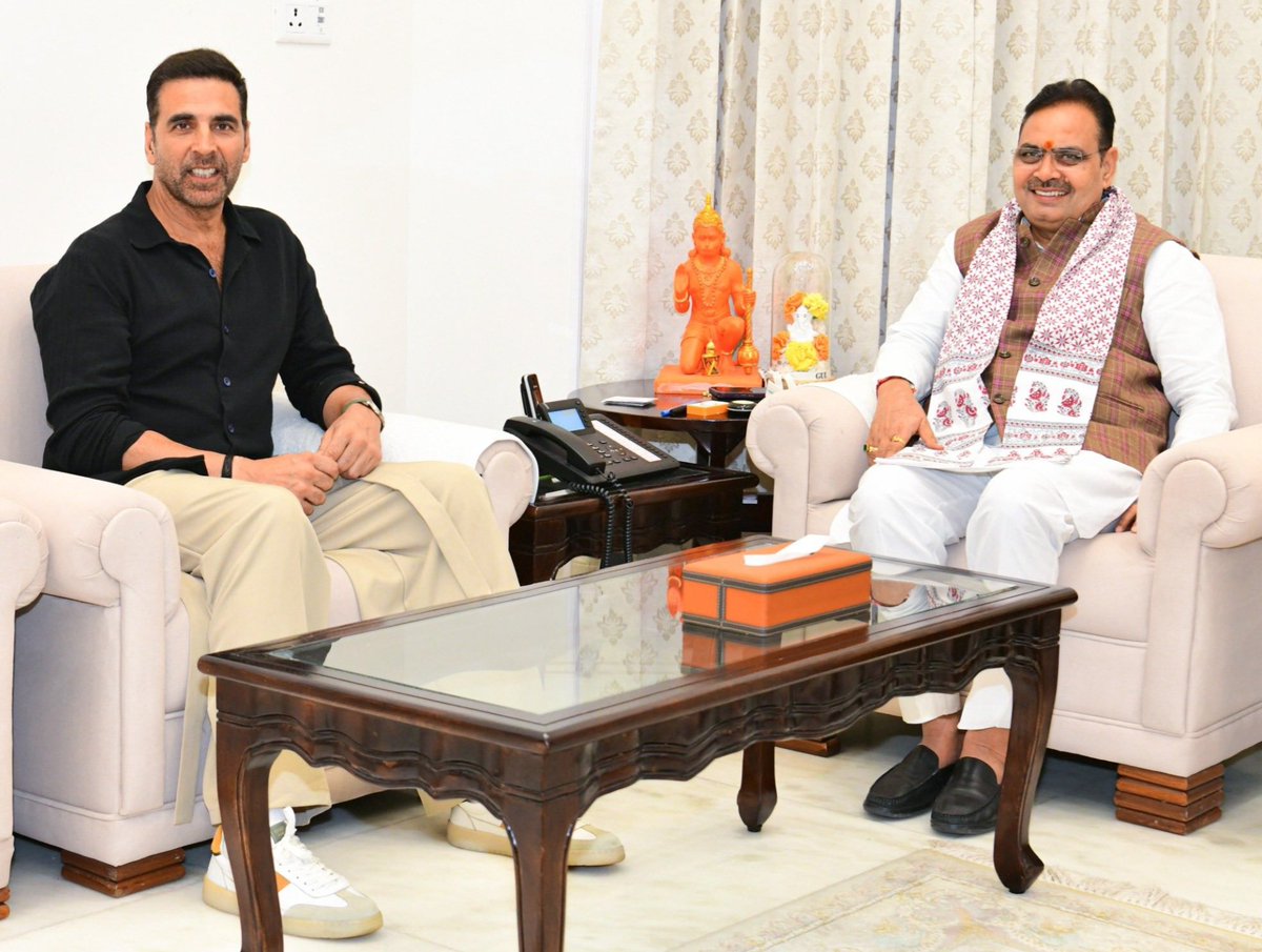 RandomCineMood's tweet image. #Rajasthan CM Bhajan Lal Sharma With Superstar #AkshayKumar at his Residence!!

Age is just a number for him..58 Year Old 🤯

#Bollywood #BJP #Jaipur