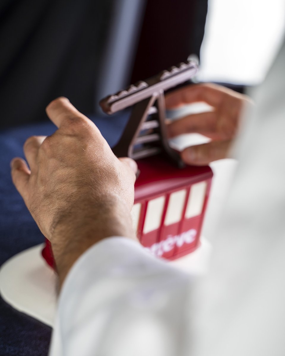 Pastry Chef Jonathan Chapuy reveals the new edition of his “Rochebrune Cable Car” Yule log, a mountain-inspired creation blending pear, meadowsweet caramel and dark chocolate.
A poetic and indulgent dessert crafted to delight and bring people together.