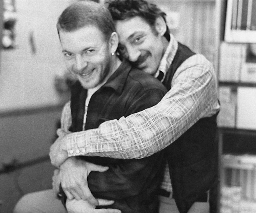 El 27 de noviembre de 1978 fue asesinado Harvey Milk en el San Francisco City Hall.
📷 Harvey Milk abraza a Scott Smith en su departamento, retrato titulado "Two Lovers", hecho por su amigo Marc Cohen, circa 1974, archivo: <a href="/SFOMuseum/">SFO Museum</a>. 🌈✨