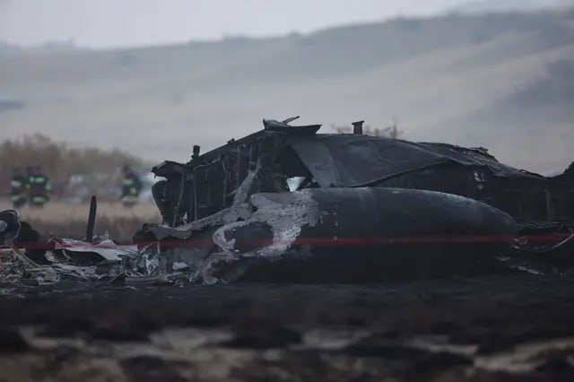 Milli Savunma Bakanlığı, Gürcistan'da düşen uçakta şehit olan 20 askerin kimlik bilgilerini resmi açıklamadan önce paylaşan, aralarında emekli askerlerin de bulunduğu kişilerin orduevine girişini yasakladı.
#SONDAKİKA