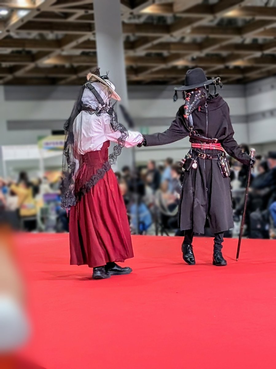 Morimiya_4696's tweet image. #デザフェス62 #ワンコインランウェイ
２日目／ Alice さん &amp;amp; 奇想 さん

ペストマスク作家である奇想さんと、そのマスクを身に着けたAliceさんのすれ違いざまのワンシーン

これ見てたボクはずっと:(っ’ヮ’c): ﾊﾜﾜ… ってしてました……尊い……(  ĭωĭ  )