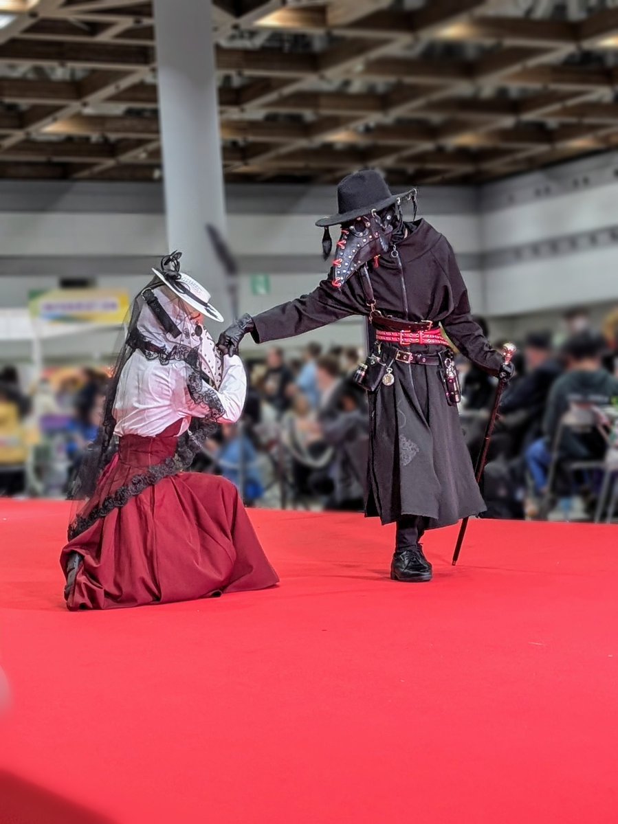 Morimiya_4696's tweet image. #デザフェス62 #ワンコインランウェイ
２日目／ Alice さん &amp;amp; 奇想 さん

ペストマスク作家である奇想さんと、そのマスクを身に着けたAliceさんのすれ違いざまのワンシーン

これ見てたボクはずっと:(っ’ヮ’c): ﾊﾜﾜ… ってしてました……尊い……(  ĭωĭ  )