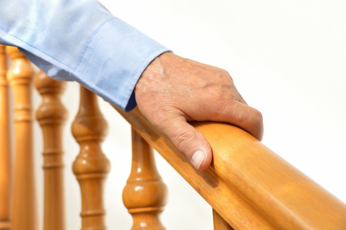 EOHU_tweet's tweet photo. Use handrails and turn on lights on all staircases to prevent falls. More #safetytips at https://t.co/9Qgo3V4BXc 
#FallPreventionMonthCA
#MoveImproveRemove https://t.co/Hx0KHSLgE3
