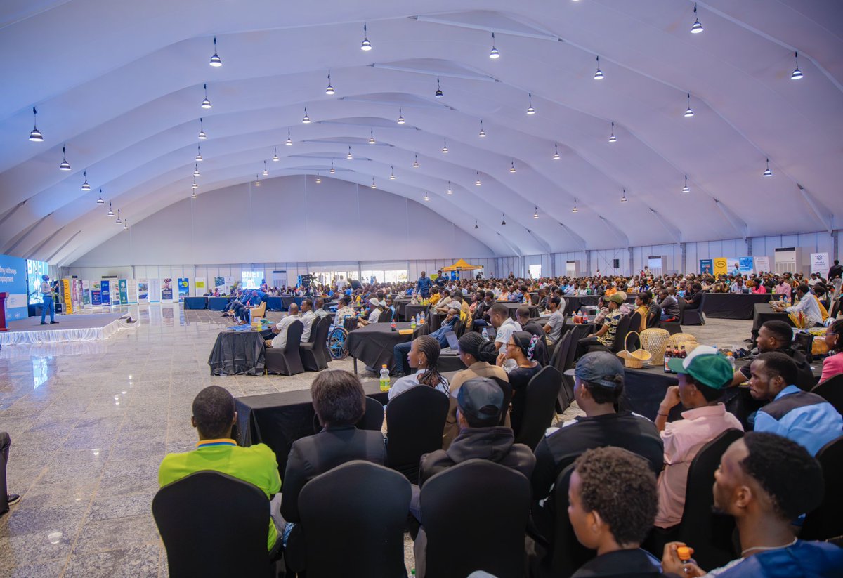 CityofKigali's tweet image. Mu butumwa yagejeje ku bitabiriye #KigaliJobNet, Umuyobozi w’Umujyi wa Kigali Dusengiyumva Samuel (@dusengiyumvas) yavuze ko JobNet atari uburyo bwo guhura gusa ahubwo ari urubuga ruhuza abashaka akazi, abatanga imirimo, abashoramari ndetse na Leta, bose bagamije kubaka isoko