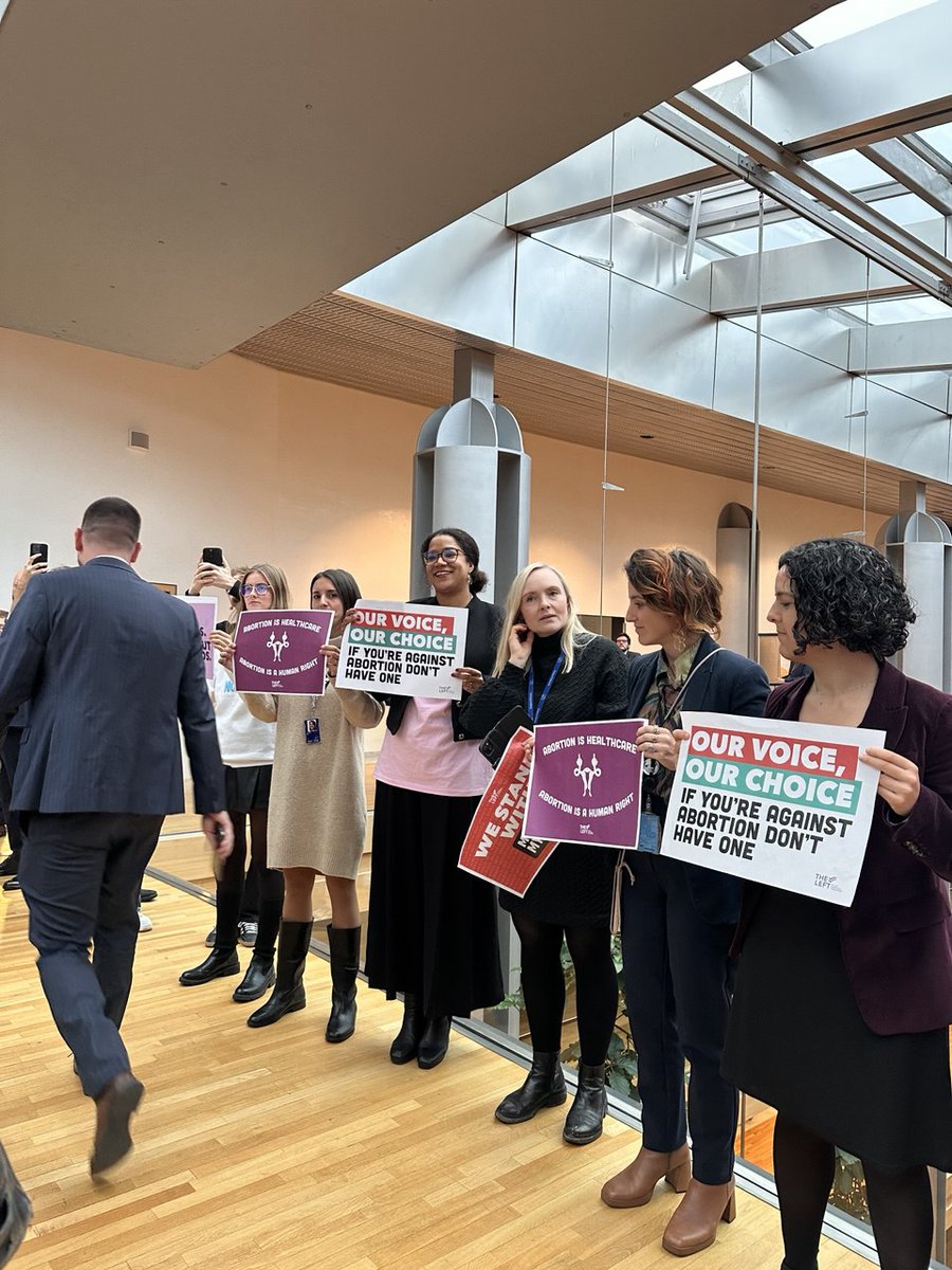 🤯"My money, my choice" : c'est le titre d'une conférence honteuse de l'extrême droite cette semaine au Parlement européen.

➡️ En détournant la campagne pour le droit à l'avortement partout en Europe, l'objectif est clair : attaquer les droits des femmes et des minorités.

1/2