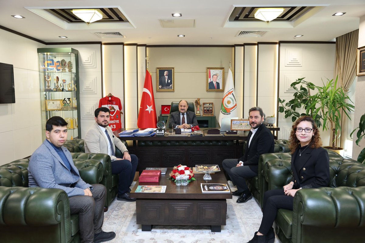 Şanlıurfa Kent Konseyi Gençlik Meclisi Başkanımız Mehmet Çavuşoglu ve Gençlik meclis üyelerimiz Ramazan Gürdal, Berk Palalı, Şükran Akyıldız, Adile Nur Dedeoğlu ve Ahmet Kolsuzoğlu, Şanlıurfa Büyükşehir Belediye Başkanımız Mehmet Kasım Gülpınar’ı ziyaret ettiler.