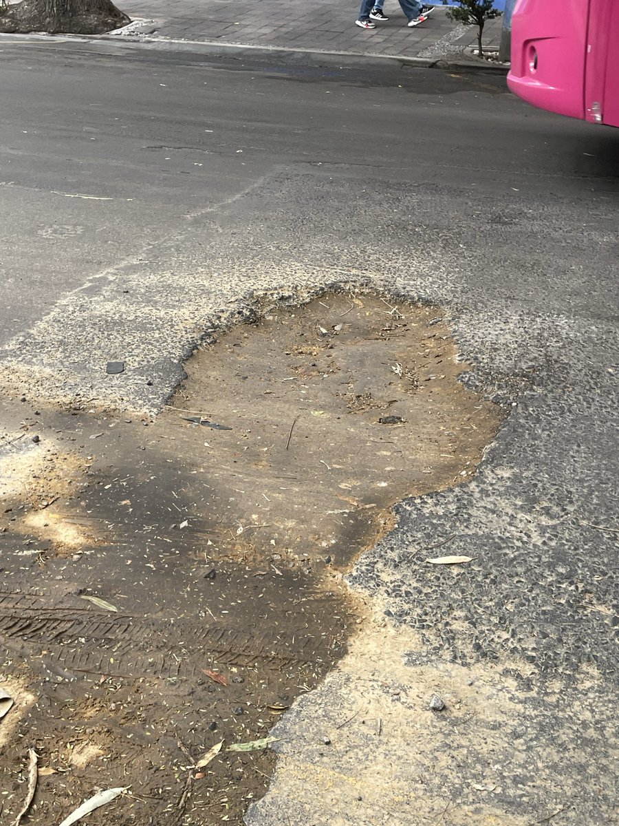 IsabelJunco's tweet image. @BJAlcaldia  @AccionesBJ  @LuisMendozaBJ  @En_laDelValle  Reporte ciudadano  bache en calle Amores 1636  entre parroquia y Eje 8 sur José Ma Rico  🙏