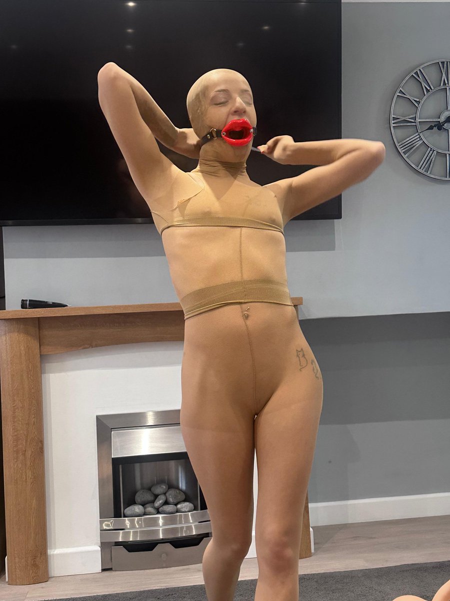 AprilPaisleyLB's tweet photo. Shooting toady for @jimmydrawsvr and with @Lilastorm7_ has been so much fun! Today I tryed out a first which is #encasememt via #tights I looked so funny xx https://t.co/gWPRIxwatt