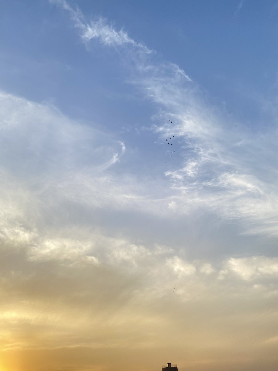 خلينا مع السما عشان الأرض مش تمام اليومين دول