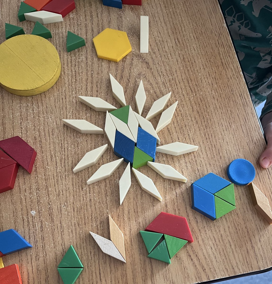 Combining 2D shapes to create beautiful pictures.